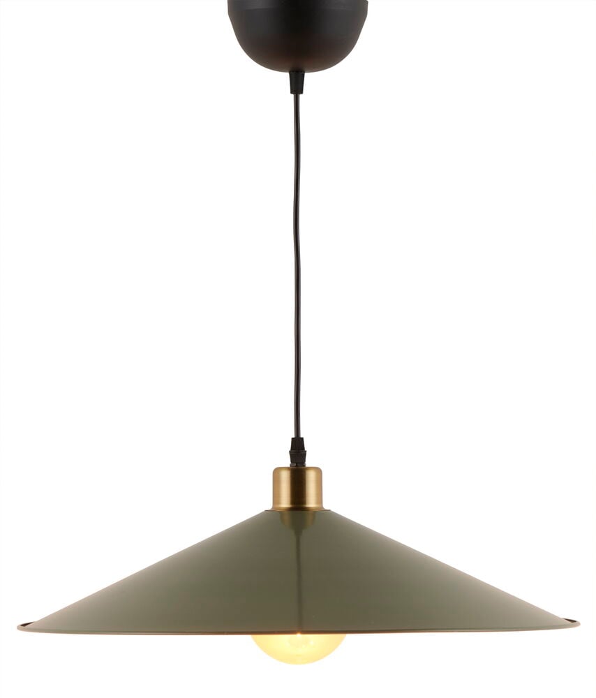 Grön taklampa i metall med mässingsdetalj.