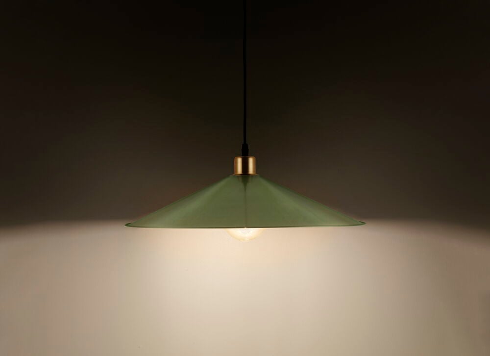 Grön taklampa i metall med mässingsdetalj.