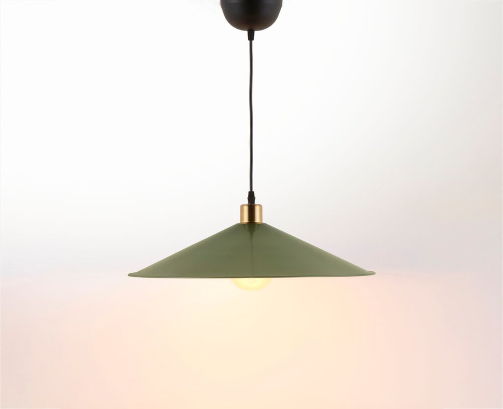 Grön taklampa i metall med mässingsdetaljer.