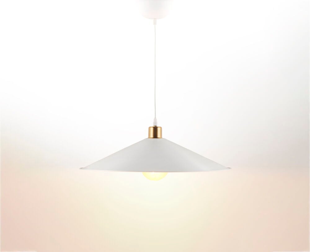 Vit taklampa i metall med mässingsdetalj.