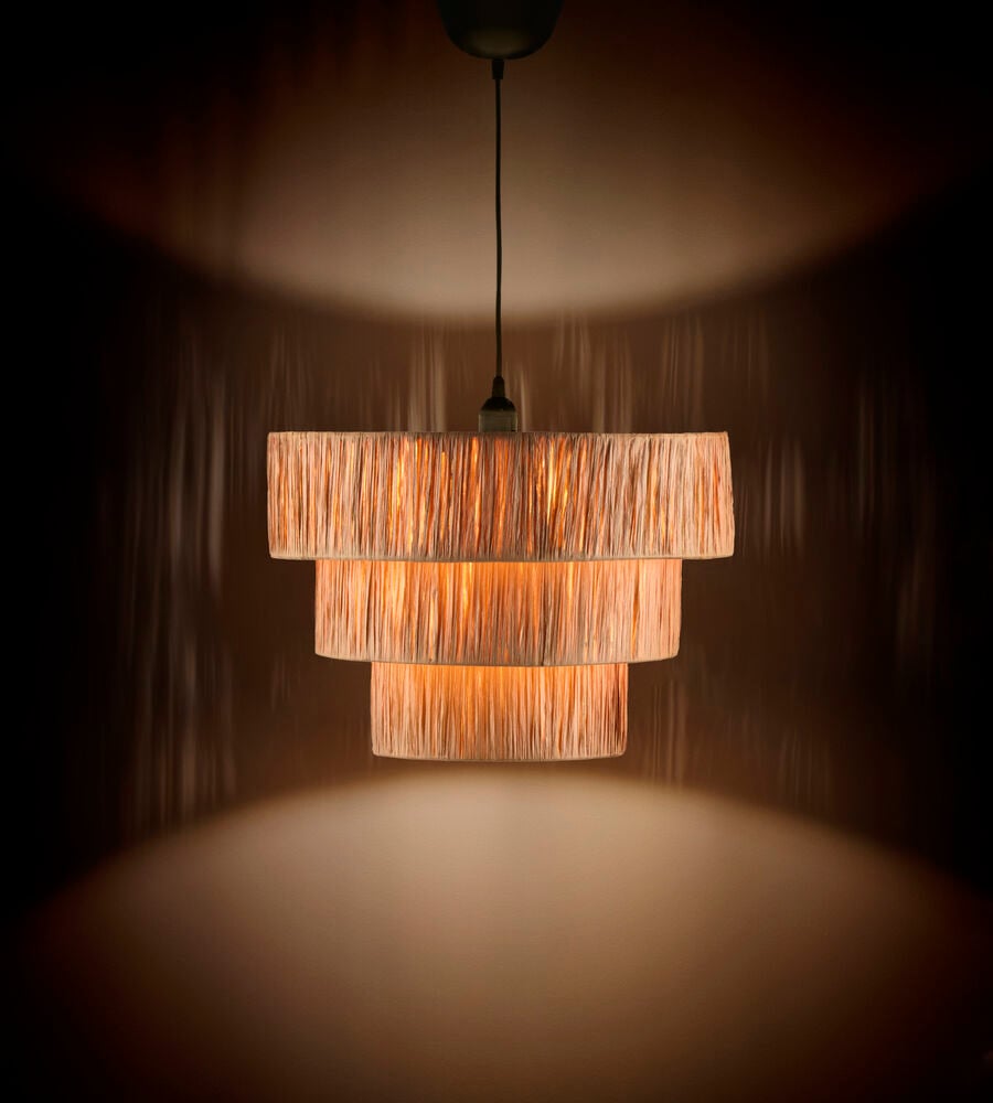 Tre nivåer papperstaklampa med varm belysning.