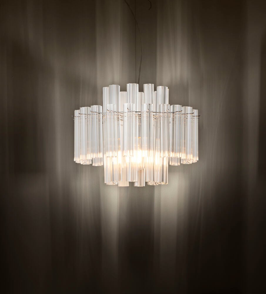 Taklampa Firenze 44x34 cm med klara glasrör i en trappstegsdesign, upplyst och upphängd.