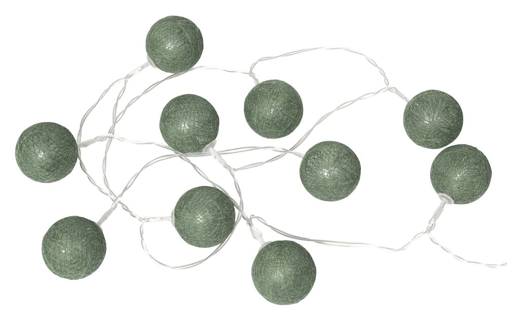 Grön batteridriven ljusslinga med tio bollar inomhus.