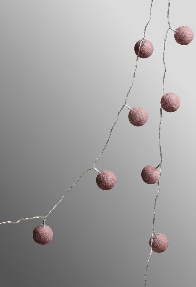 LED-ljusslinga Lysa Dusty Pink Mini med flera sfäriska dammrosa trådlampor på ljusgrå sladd.