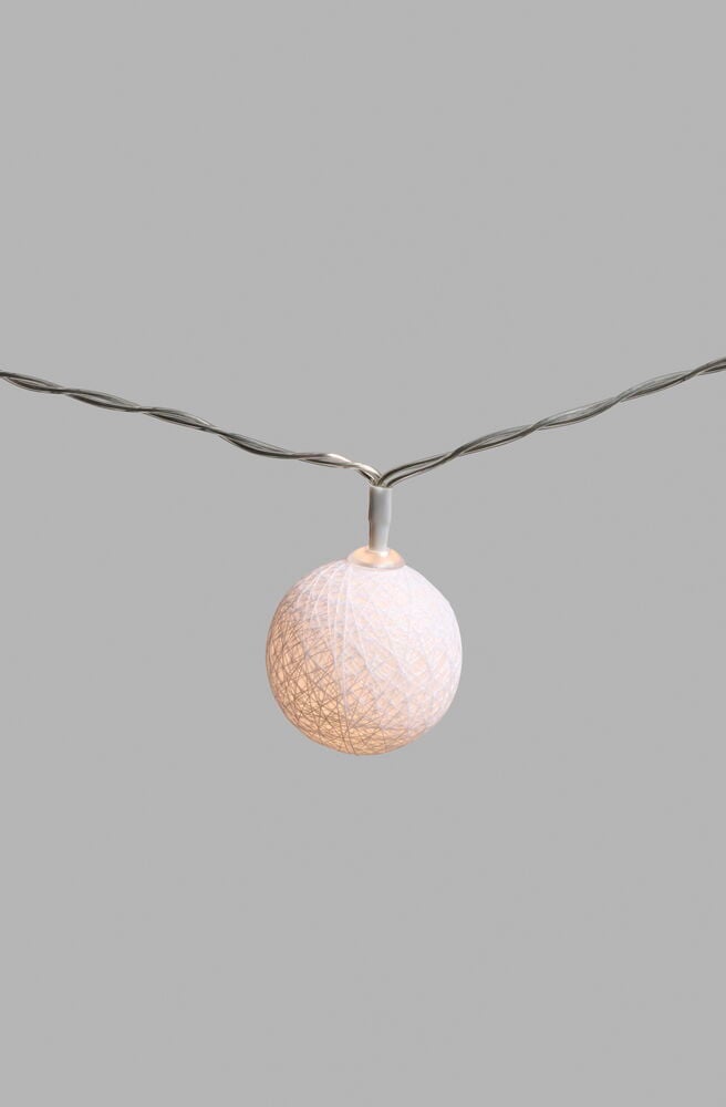 Nahaufnahme einer leuchtenden LED-Lichterkette Lysa Weiß Mini, eine runde weiße Fadellampe an grauem Kabel.