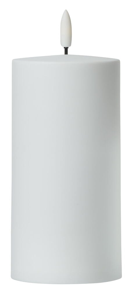 Et hvitt LED-blokklys med naturtro flamme.