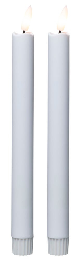 Zwei weiße LED-Kerzen, Sanda 25 cm, mit flackernden Flammen und geriffelten Basen, im 2er-Pack.