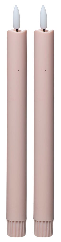 Kaksi pinkkiä LED-kynttilää, Sanda 2-pack, valkoisilla liekinmuotoisilla lampuilla ja uritetuilla pohjilla.