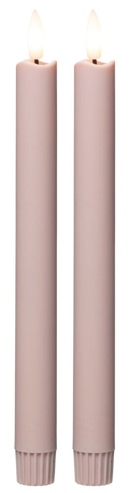 Kaksi pinkkiä sylinterimäistä LED Sanda 2-pack kynttilää, uurrettu pohja ja hehkuva liekinmuotoinen kärki.