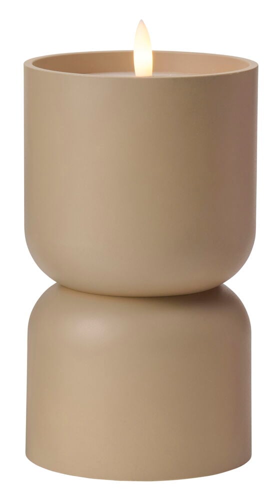 LED-pilarikynttilä Vibble Beige, beige kynttilä pinotulla sylinterimuotoilulla ja lepattavalla LED-liekillä.