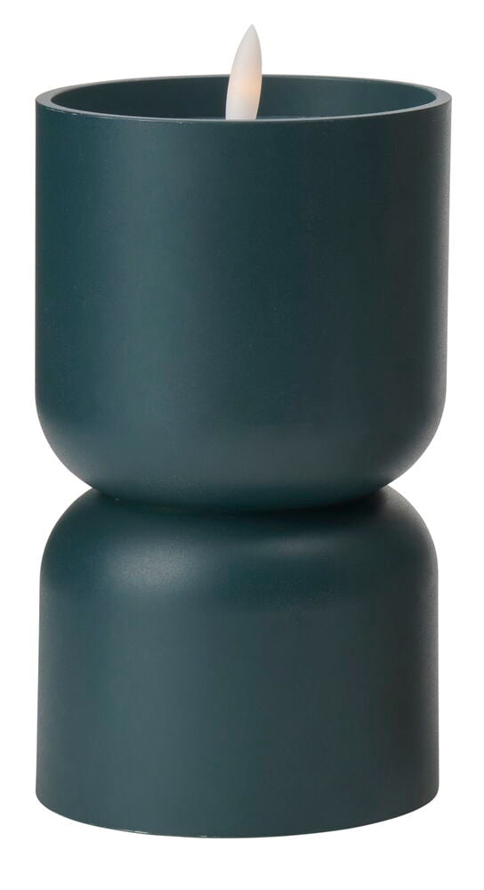 Tummanvihreä LED-pilarikynttilä Vibble Vihreä, jossa pinottu pyöristetty sylinterimuoto ja valaistu liekki.