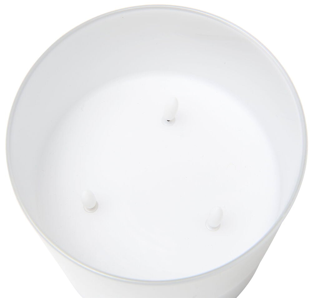 Vitt blockljus med tre små LED-lågor.