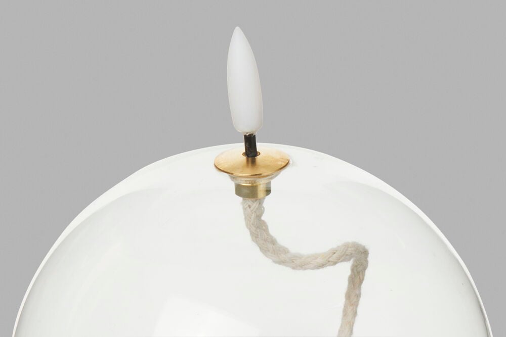 Transparent LED-ljus med vit låga och klassisk design.