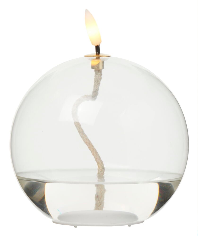 Rundt transparent glasslys med synlig veke og flamme.