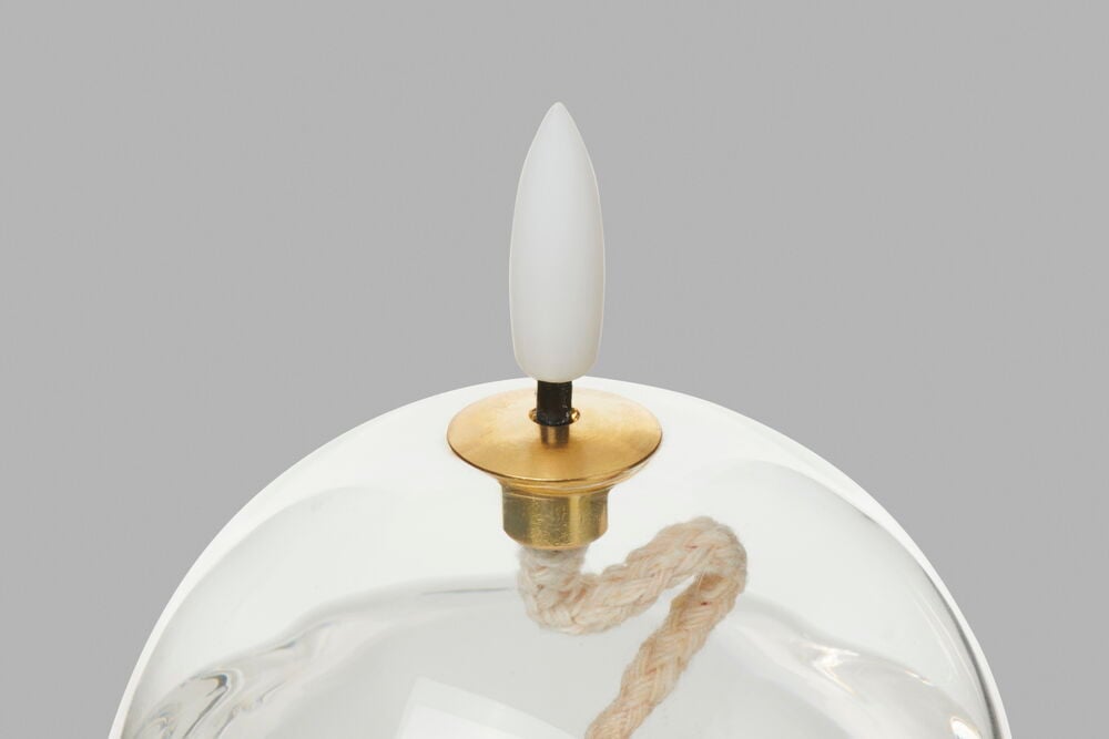 Transparent LED-ljus med vit låga och mässingsfäste.