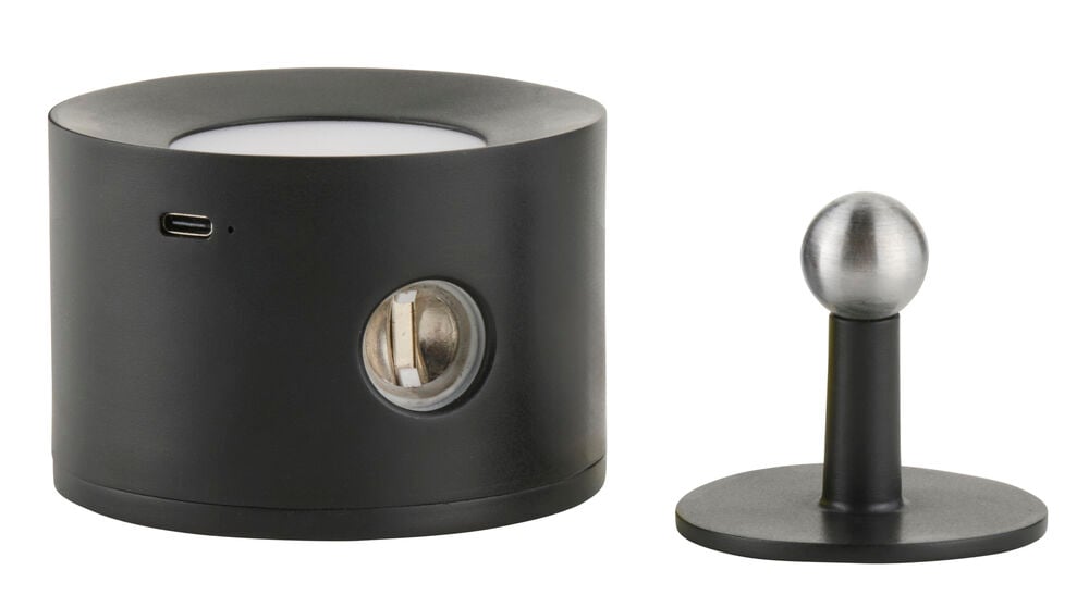 Ladattava seinävalaisin Musta, sylinterimäinen yksikkö USB-C-portilla ja erillinen magneettijalusta.