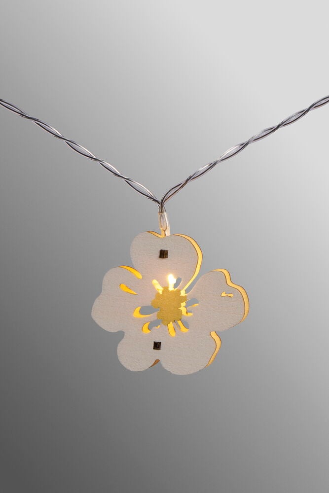 Silverfärgat halsband med blomformad hängande berlock.