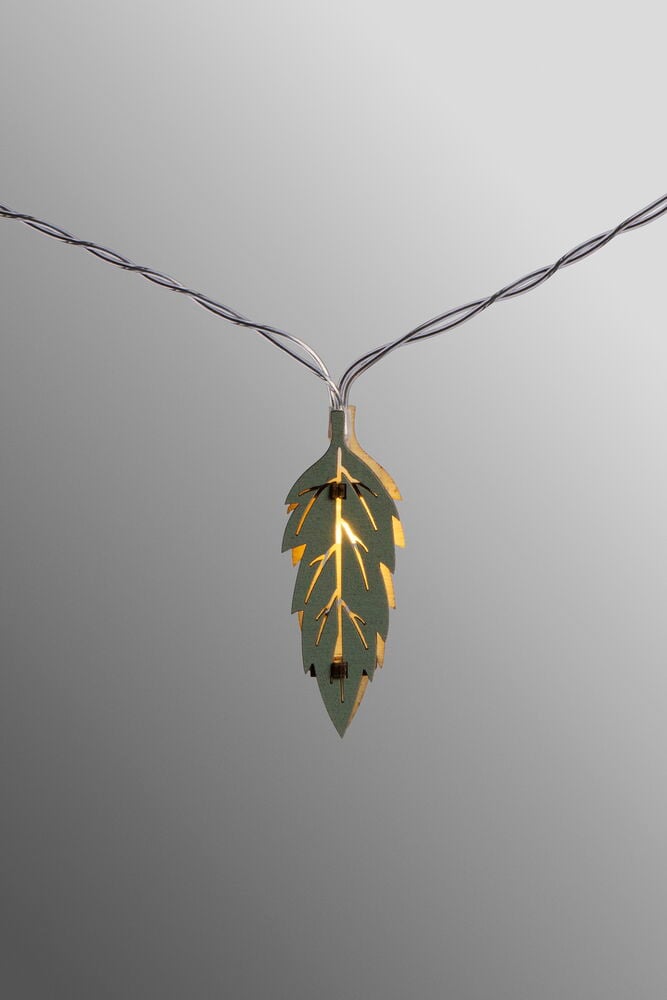 En ljusslinga med bladformad dekorativ lampskärm.