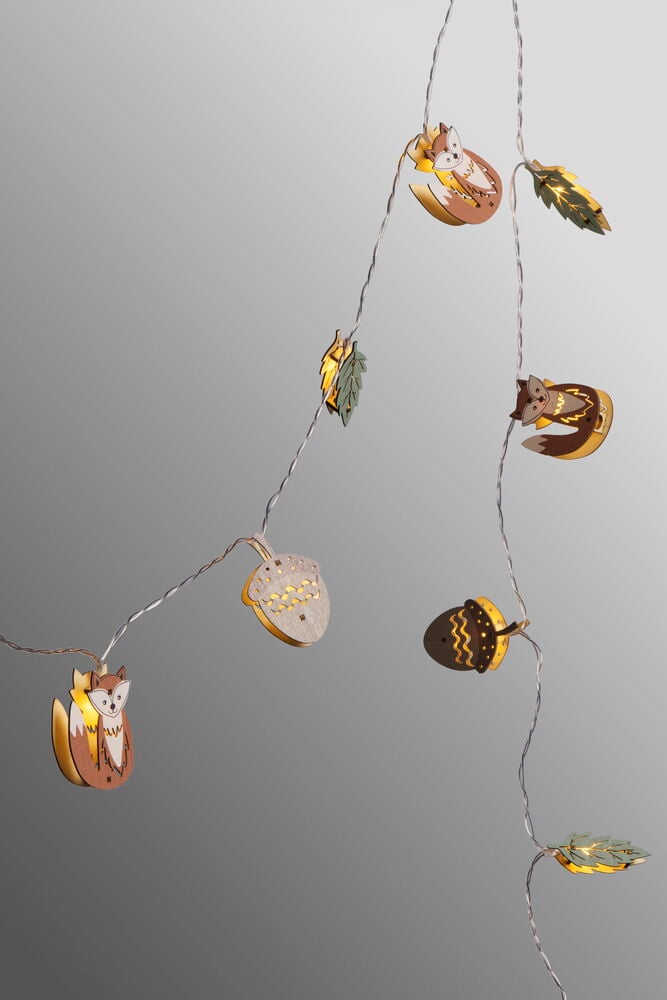 Ljusslinga med löv, ekollon och rävdekorationer.