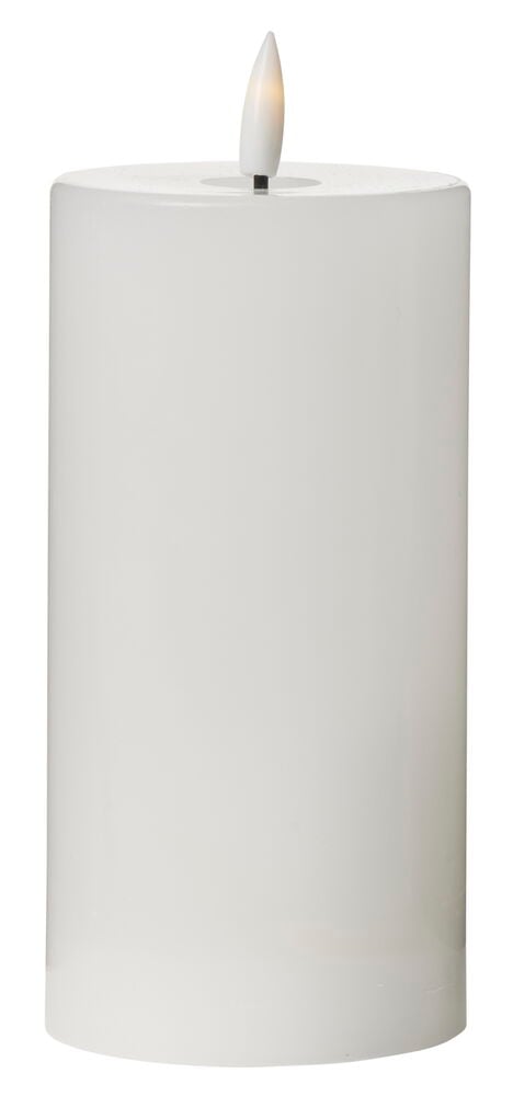 Valkoinen sylinterimäinen LED-pilarikynttilä Borgholm 18 cm valaistulla liekinmuotoisella kärjellä.
