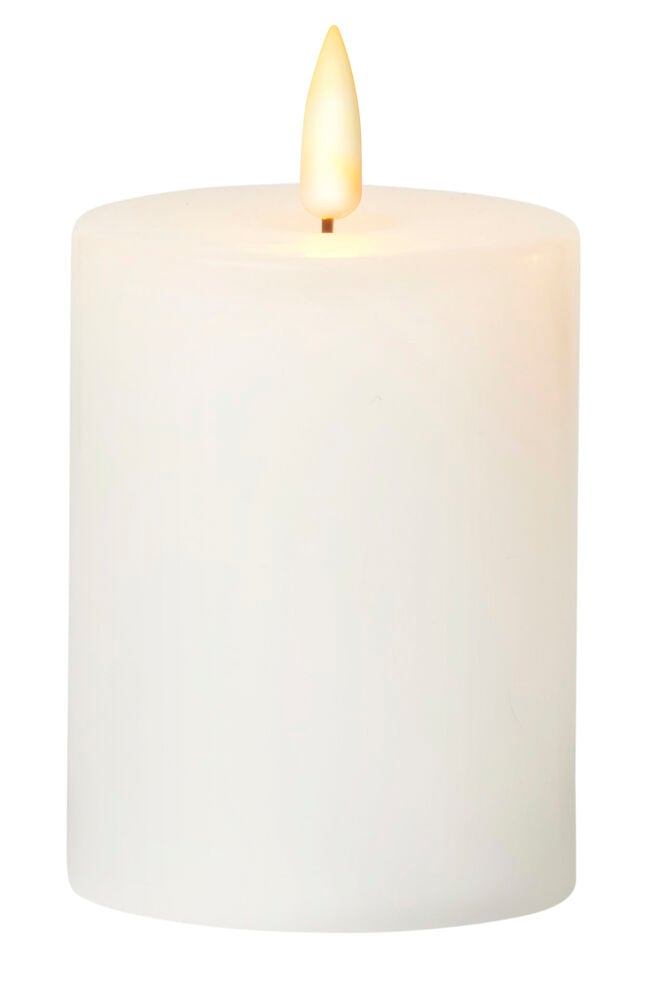 Hvitt kubbelys LED Borgholm 13 cm med en varm flimrende flamme.
