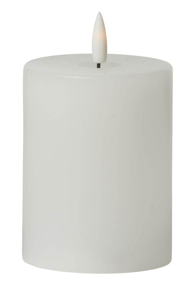 Hvitt sylindrisk Kubbelys, LED Borgholm 13 cm med et flammeformet lys på toppen.