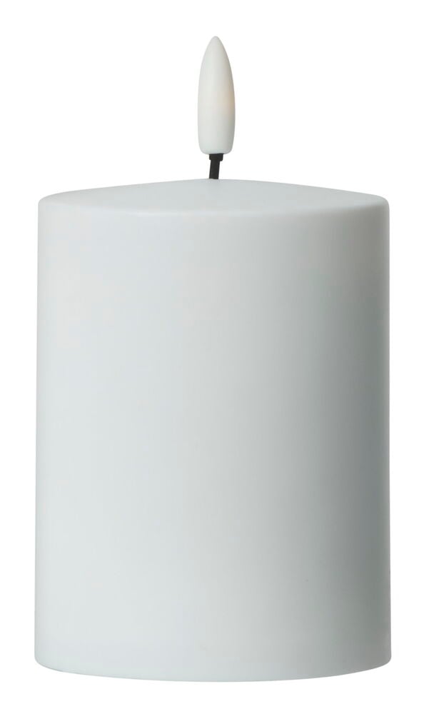 Blockljus LED Ystad 13 cm, ett vitt cylindriskt LED-ljus med flammformad ljus.