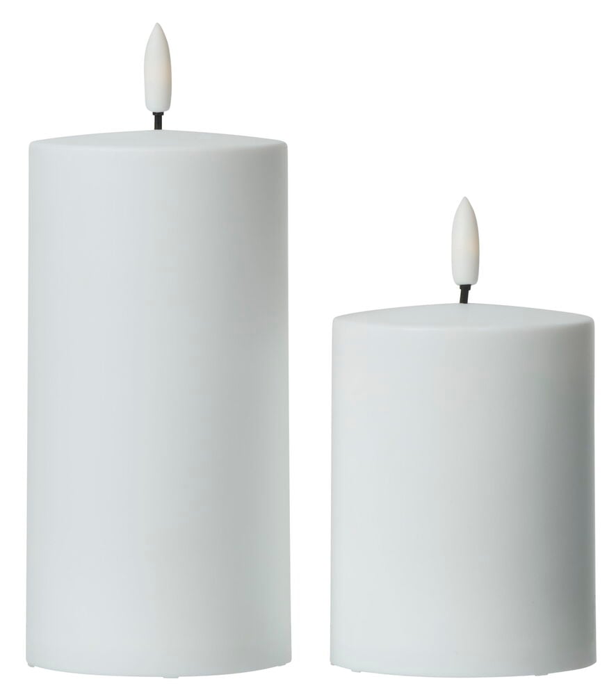Ett högt vitt LED-blockljus Ystad 13 cm och ett kortare matchande LED-ljus med fladdrande lågor.