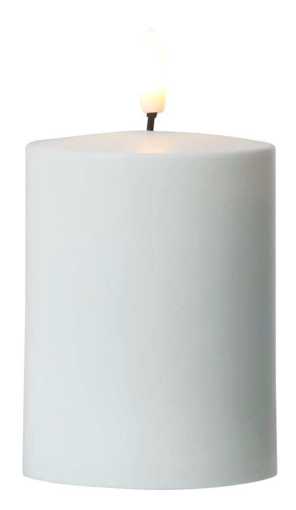 Vitt Blockljus LED Ystad 13 cm med en glödande, flimrande låga, framifrån.