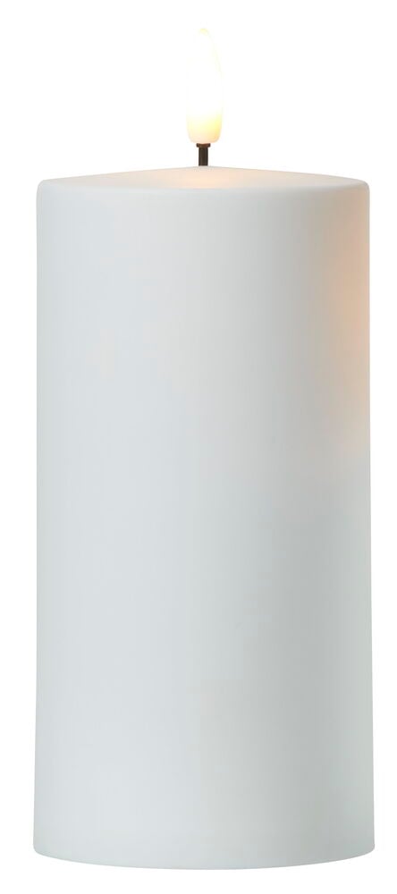 Valkoinen LED-pilarikynttilä Ystad 18 cm, keinotekoinen lepattava liekki ja lämmin hehku.