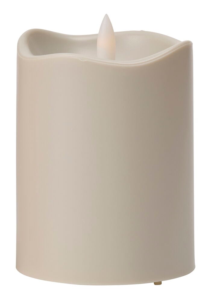 Et beige LED-kubbelys, Sanda 11,5 cm, med en realistisk flimrende flamme på hvit bakgrunn.