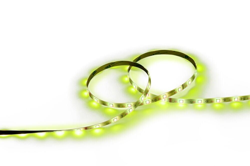 LED-list Ambiance 3 m Flerfärgad, slingrad på vit bakgrund, med ljusgulgrönt sken.
