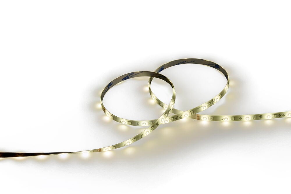 LED-list Ambiance 3 m Flerfärgad, en flexibel list med varma vita lysande dioder, lindad på vit yta.