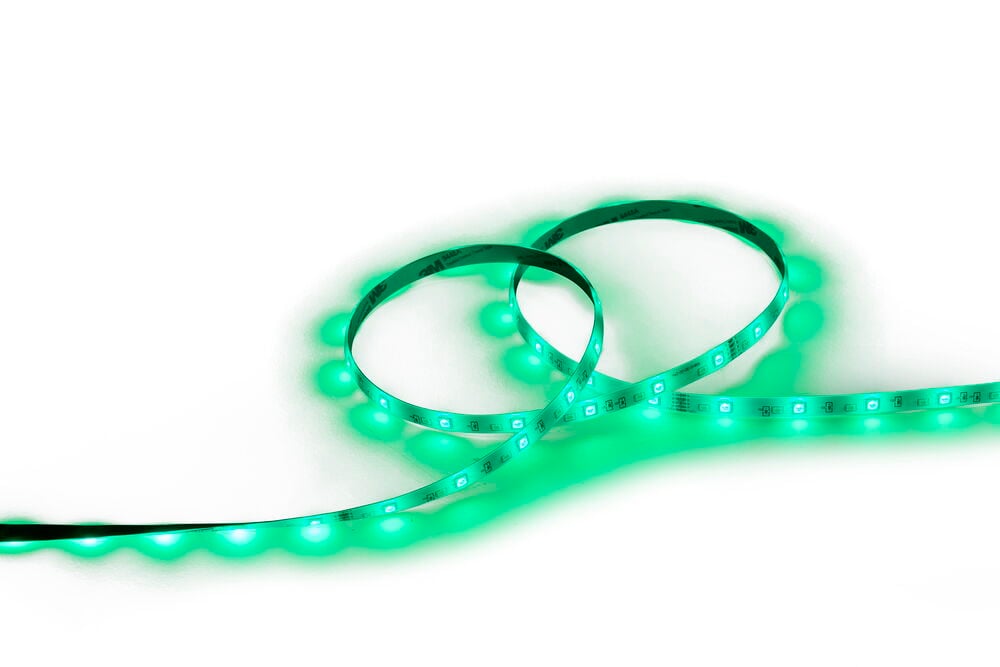 En flexibel LED-list Ambiance 5 m Flerfärgad är rullad och lyser starkt grönt.