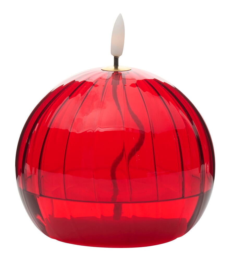 Rote LED-Kerze Rone Round Stripes 12x14,4 cm mit geripptem sphärischem Design und weißer Flammen-LED.