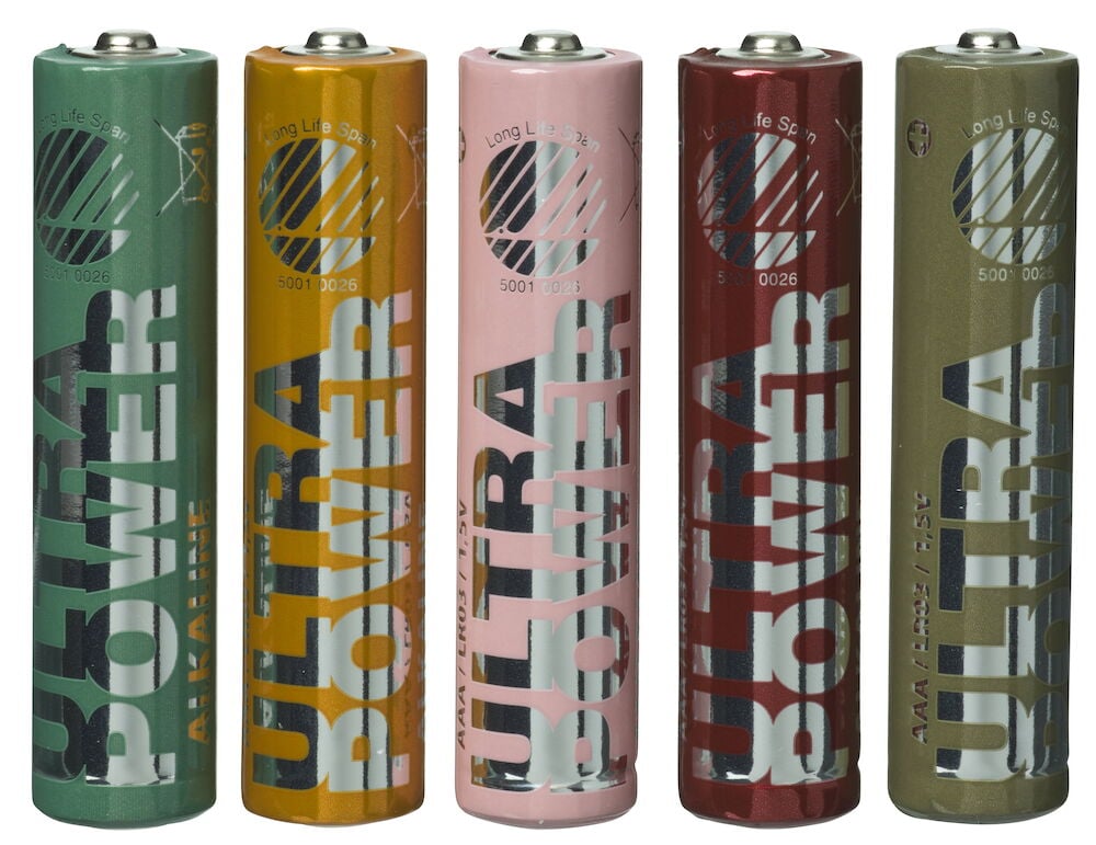 Viisi alkalista AAA-paristoa eri väreissä pystyssä.