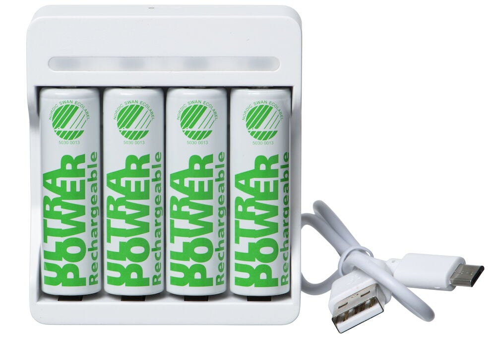 Vit batteriladdare med fyra batterier och USB-kabel.
