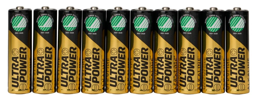 Zehn gold-schwarze AA Ultra Power Alkaline-Batterien mit Nordic Swan Ecolabel-Logo in einer Reihe.