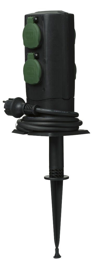 Musta jatkojohto, jossa on neljä ulkopistorasiaa ja kaapeli.