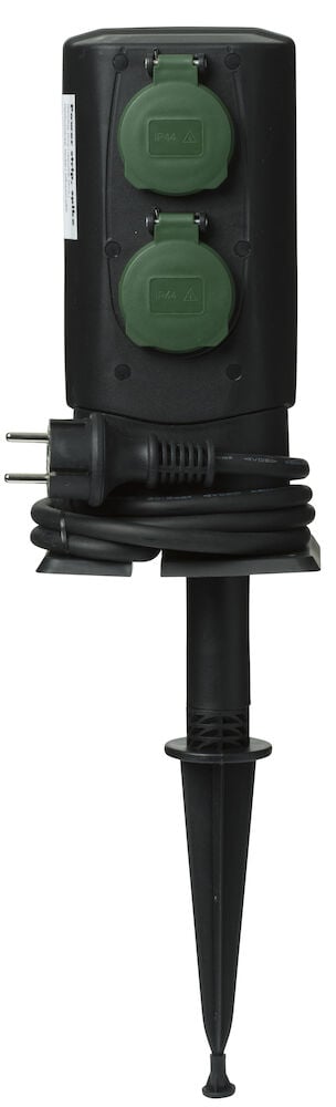 Musta virtapistoke, jossa on neljä vihreää suojattua pistoketta.