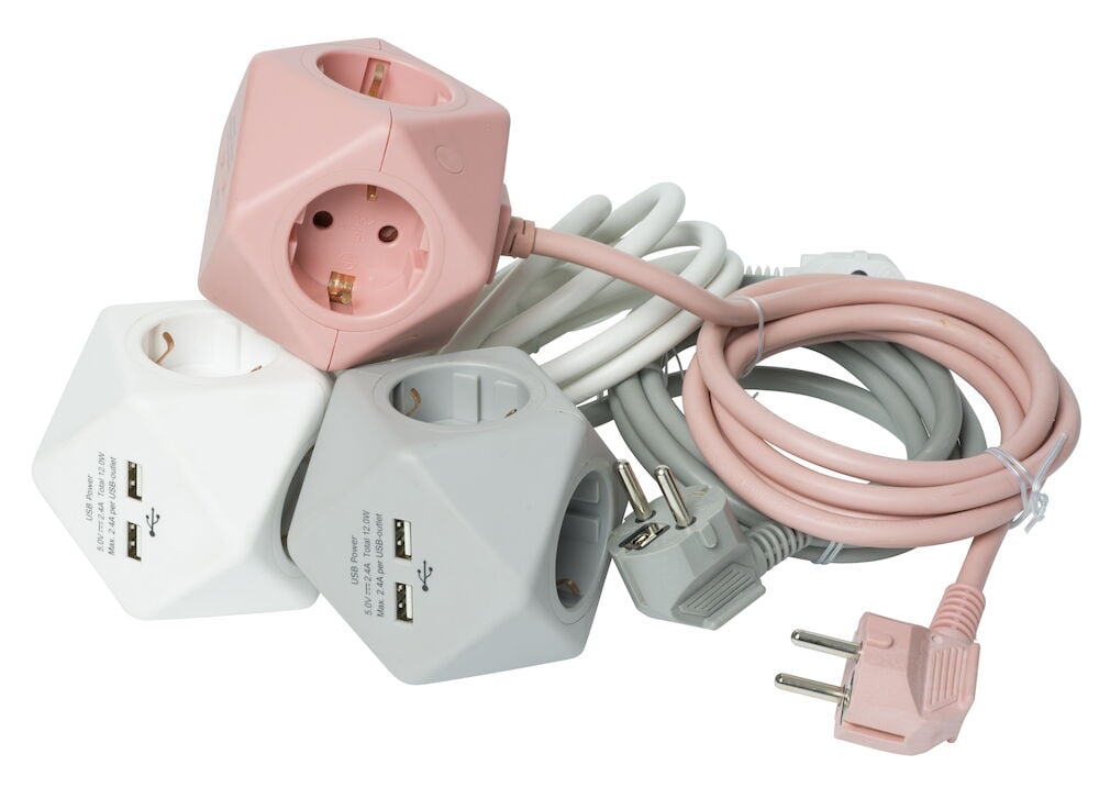 Flera färgade grenuttag med USB-portar och kablar.