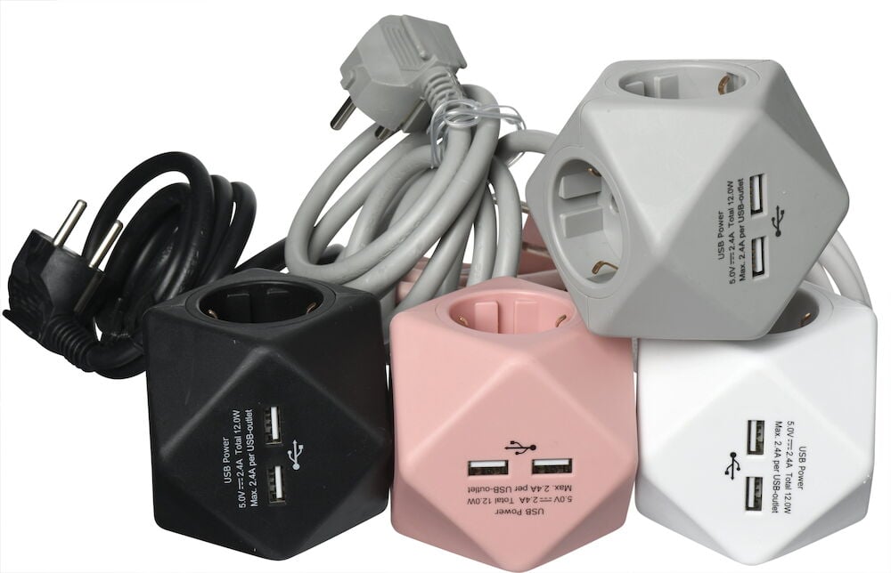 Fyra färgade grenuttag med USB-portar och sladdar.