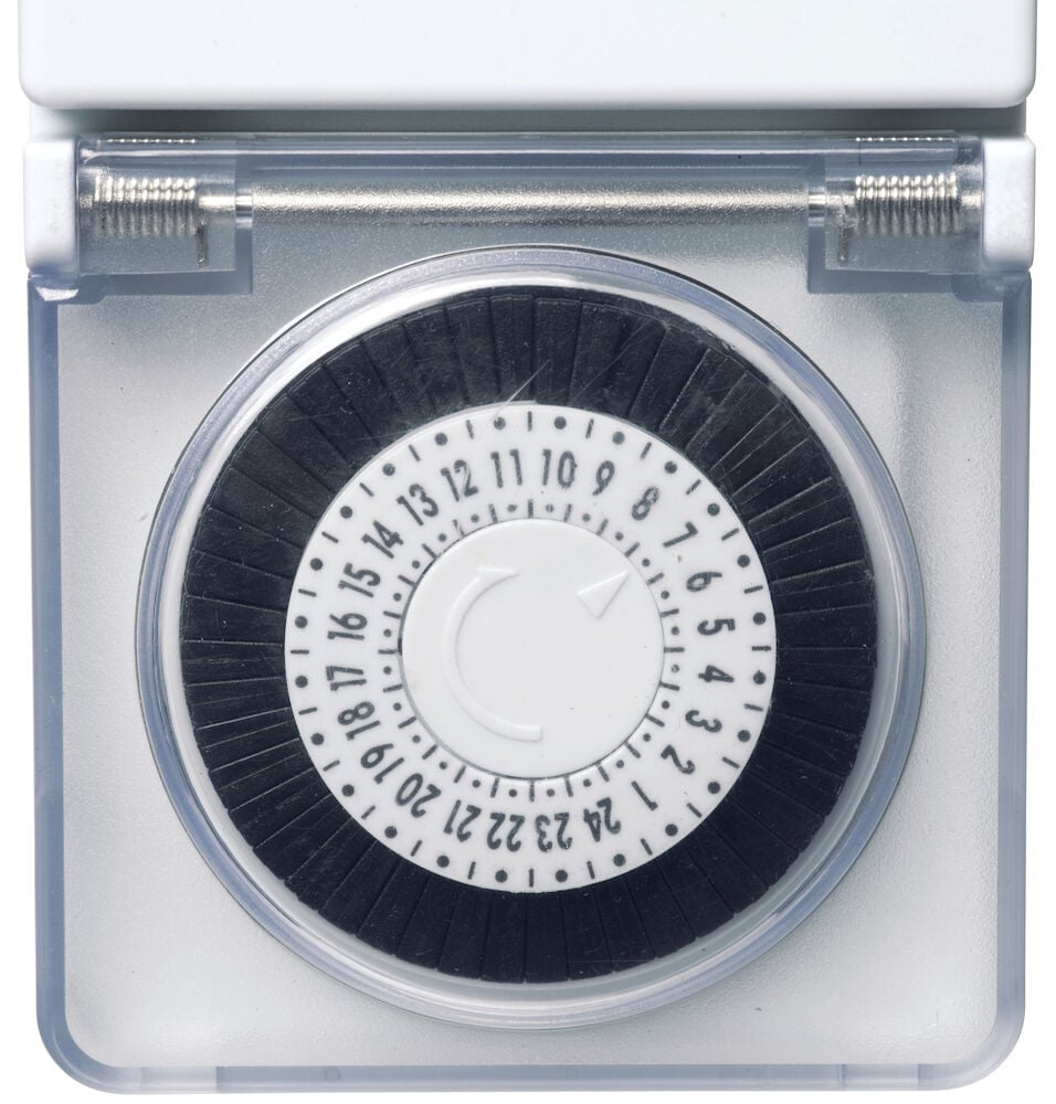 Mekaaninen ajastin suojakannella ulkokäyttöön.