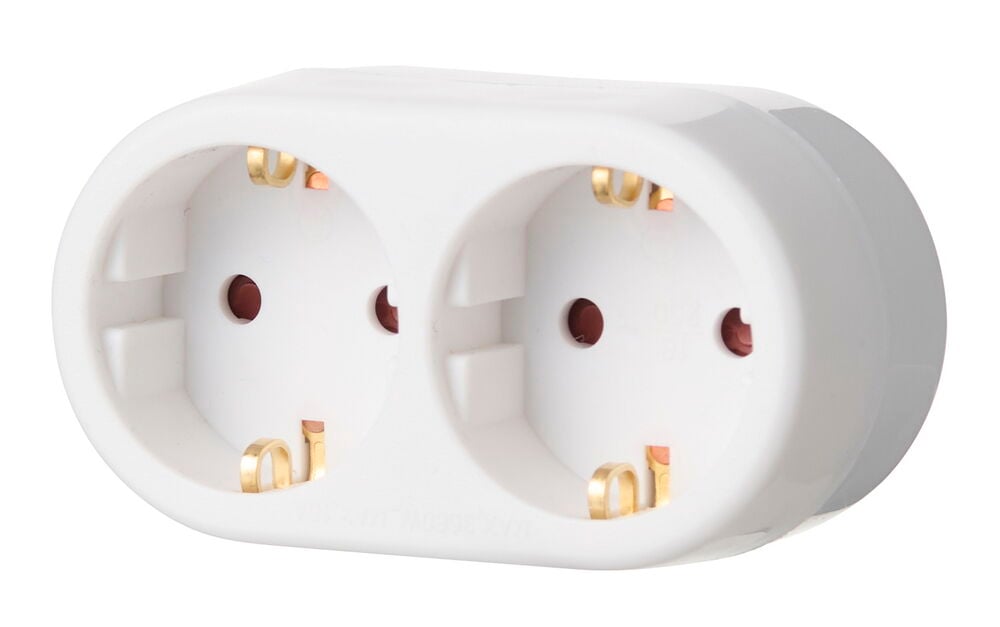 Vit jordad förgreningskontakt 2-vägs med två uttag på vit bakgrund.