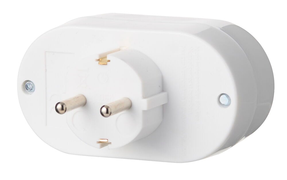 Vit 2-vägs jordad förgreningskontakt med två runda stift och jordkontakter.