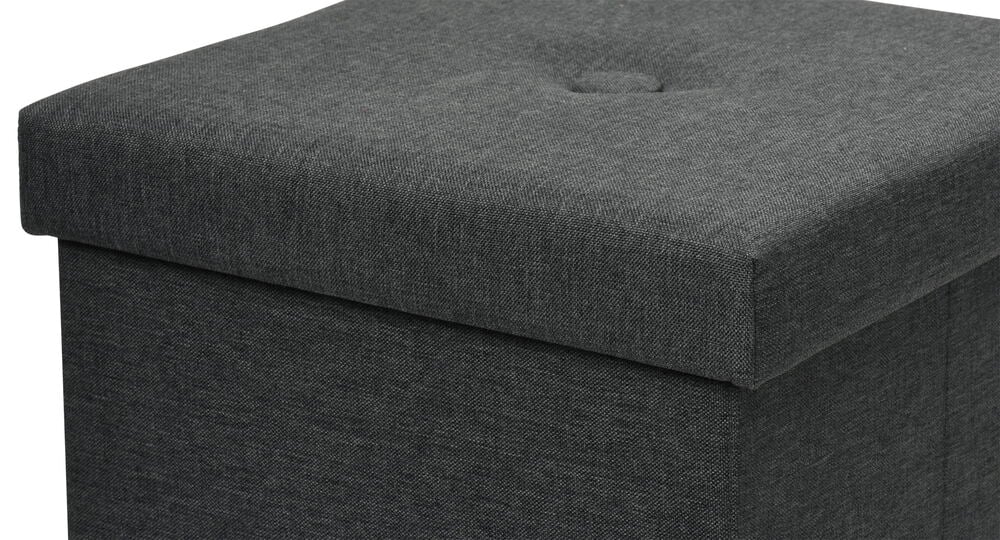 Schwarzer Sitzpuff mit Deckel und Stoffbezug.