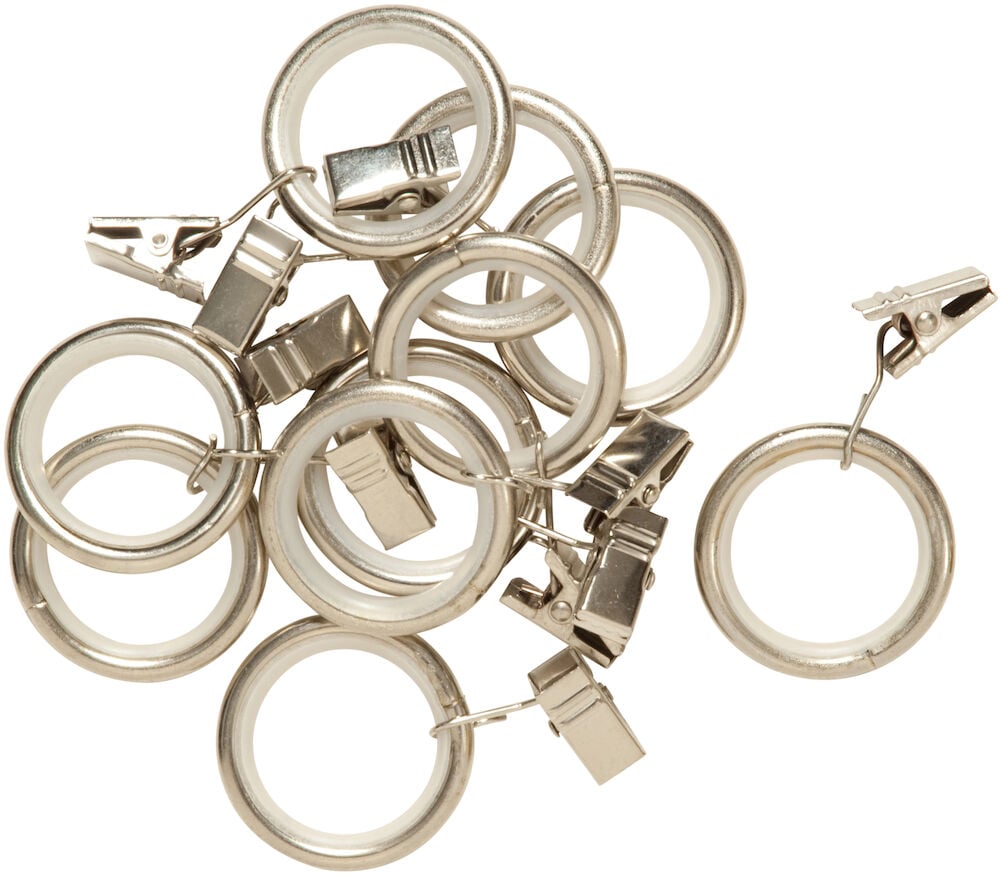 Tio silverfärgade gardinringar i metall med klämma.