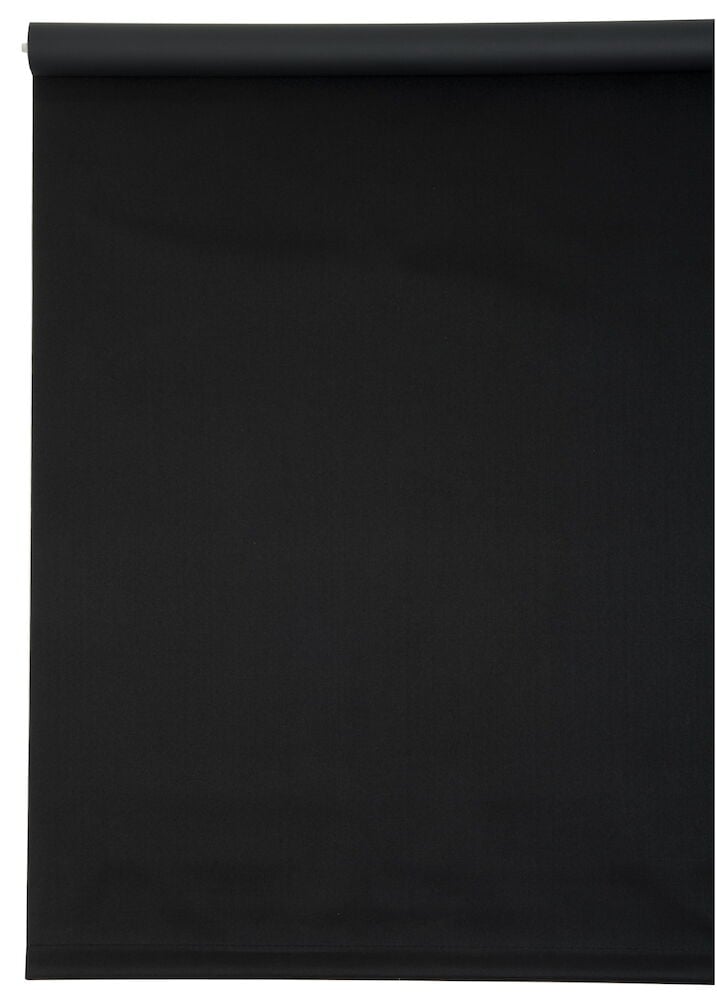 Musta pimennysrullaverho polyesteristä nostettuna.