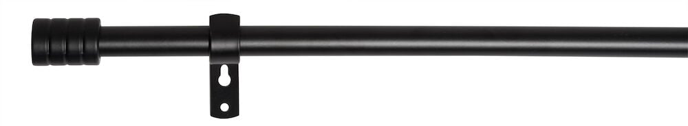 Svart gardinstång med väggfäste och ändknopp.