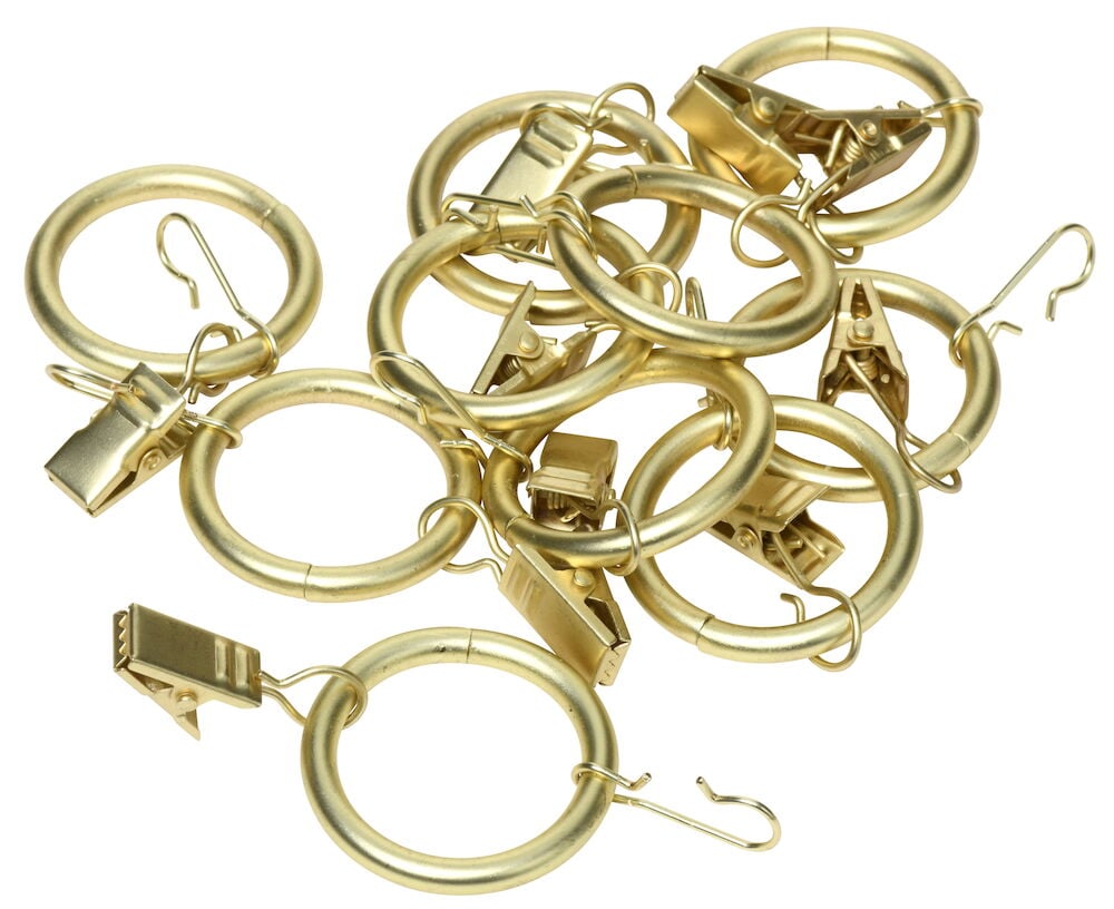 Tio mässingsfärgade gardinringar med clips och krokar.